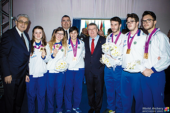 Gli azzurrini con il Presidente CIO Thomas Bach, il Presidente Fitarco Mario Scarzella e il Presidente WA Ugur Erdener